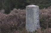 Alle højene er markeret med fredningssten i bornholms granit.