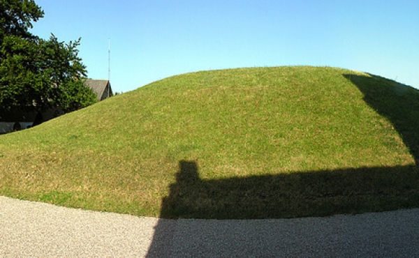 3: Panorama over gravhøjen set fra nord.