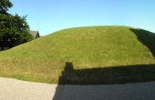 3: Panorama over gravhøjen set fra nord.
