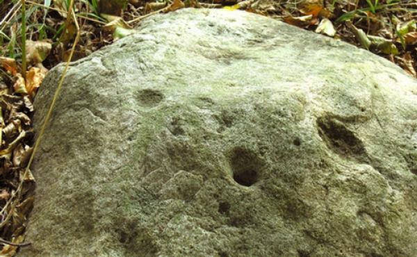 6: I toppen af den ene sten ses mere end 5 skåltegn.