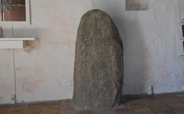 Den lidt mindre runesten i kirkens våbenhus tjente også tidligere som tærskelsten i kirken.