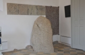 Borup-runestenen i kirkens våbenhus.