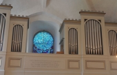 Orgel og glasmosaik i kirkens vestende.