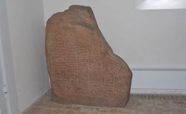Runestenen i kirkens våbenhus.