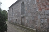 Kirkens nordvæg med tidligere nu tillukket indgang.
