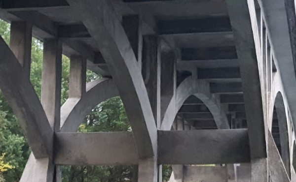 Set fra undersiden ses det tydeligt at tre betonbuer bærer broen.