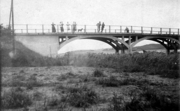 På udflugt på broen. Foto fra ca. 1910.
Foto: Langå Arkiv.