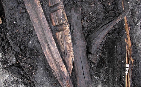 Et trækåg til heste eller kreaturer  fra omkring år 700 blev også fundet i udgravningen.
Foto: Museum Østjylland.