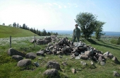 9: Stendyngen mellem de to Stabelhøje stammer sikkert fra de mange nu udslettede gravhøje i området.