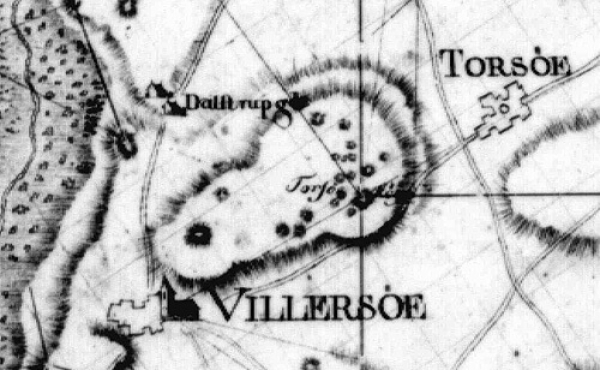 2: Udsnit fra Videnskabernes Selskabs kort med Thorsø Høje fra 1784. Kortet er det ældste detaljerede danmarkskort, og angiver da 21 gravhøje på bakketoppen.