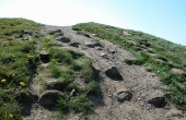 8: I toppen af højene ses højens beskyttende stenpakning flere steder.