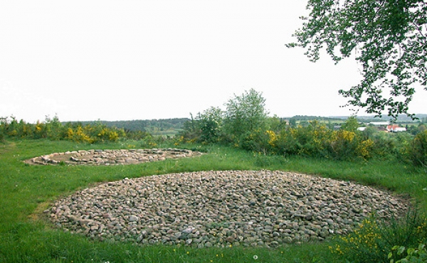 1: De to udgravede og rekonstruerede jernaldersgravhøje ved Rostved set fra sydvest.