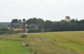 Stedet for Grathe Kapel med mindesten set fra nord. I baggrunden ses Grathe Kirke.