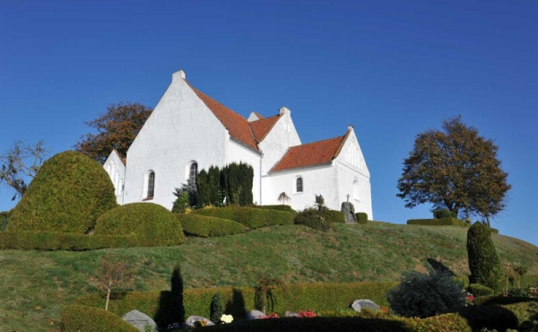Pedersborg kirke er anlagt utroligt smukt og atypisk på toppen af den gamle morænebakke med vid udsigt over Pedersborg Sø.
