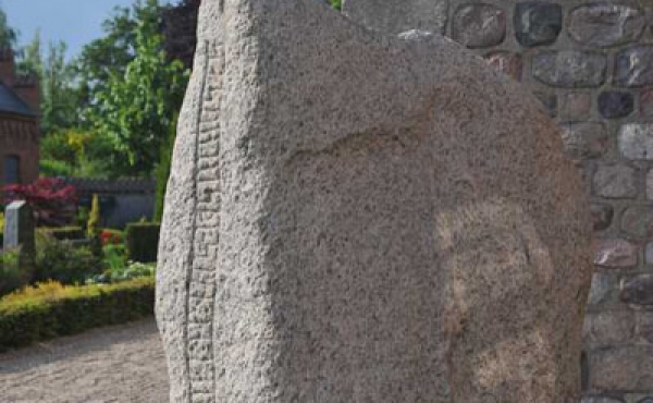 6: Runestenen set fra øst.