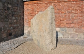 7: Fra vest ses det tydeligt, at runeteksten er indhugget på stenens sydlige smalside.