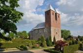 Fjenneslev Kirke med de karakteristiske to tårne set fra nordvest.