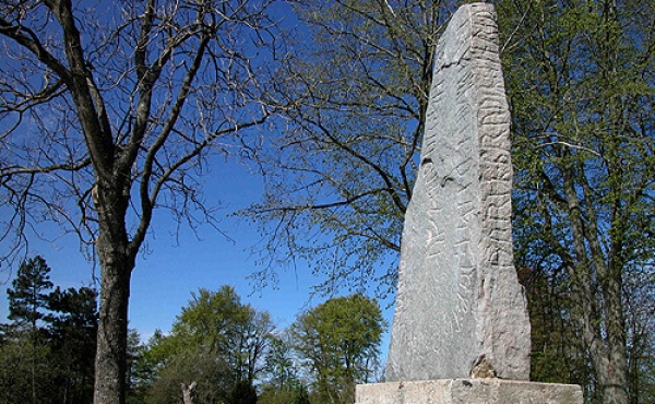 Rimsø-runestenen på sin plads ved gravhøjens sydside hvor den blev opsat i 1889.
