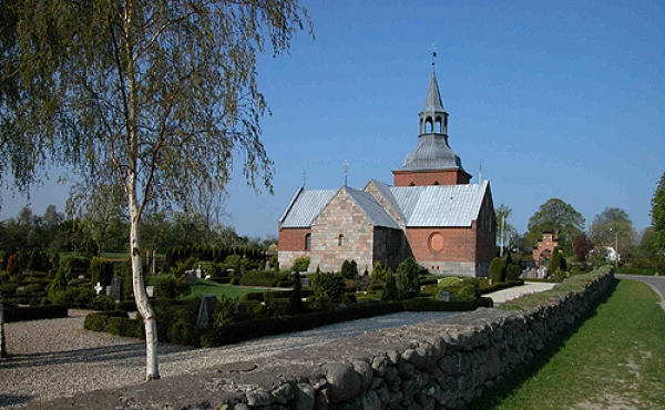 13: Hørning Kirke lige nord for Sjelbro, hvor der allerede i vikingetiden omkring år 1000 blev bygget kirke.