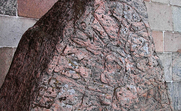 Detalje af runebåndet øverst på den store Ålum-runesten.
