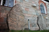De to flotte runesten udenfor våbenhuset ved Ålum Kirke.