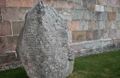 Den mindste af de to runesten udenfor våbenhuset ved Ålum Kirke.