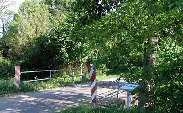 I dag fører broen en cykel- og gangst over Egåen. Tidligere var det en af områdets mange mølleveje.