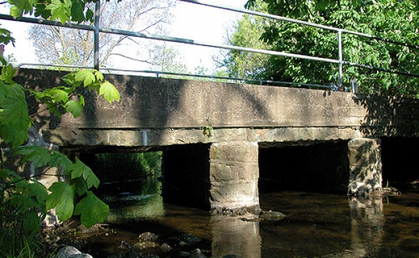 Østfacaden af broen er i dag delvist skjult under moderne beton.