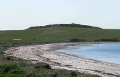 Ryes skanse markerer sig monumentalt på bakken ved roden af Helgenæs. Her set fra nord.