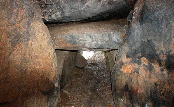 4: Et kig ud gennem kammergangen fra dyssens gravkammer. Nøglestenen er den flade vandretliggende sten i loften ved overgangen til kammeret.