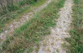 12: Flere steder i grusvejene ses rester af gammel brolægning.