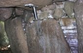 7: Tørmuren melem bærestenene og det overliggende sten under dækstenene forsegler gravkammeret fuldstændigt.