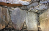 13: Stenpakninger og tørmure er lagt i kalkmørtel, som helt forsegler gravkammeret.