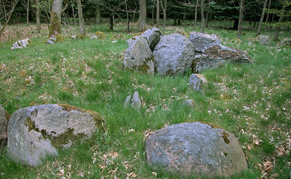 Kun 3 sten er bevaret i kammergangen. I forgrunden 2 af de 28 randsten hvor gangen udmundede.