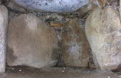 Tørmure og indskudte sten mellem bære- og dæksten forsegler gravkammeret fuldstændigt.