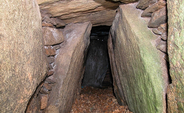 Indre af kammergangen i det vestlige gravkammer.