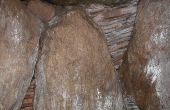 Tørmur mellem bærestenene nær dækstenen i vestlige gravkammer.