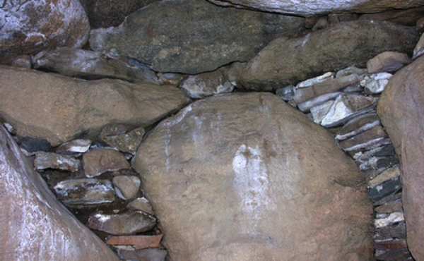 Detalje af bæresten med tørmure og de indskudte sten over bærestenen, som giver en plan flade for understøttelse af de store dæksten.